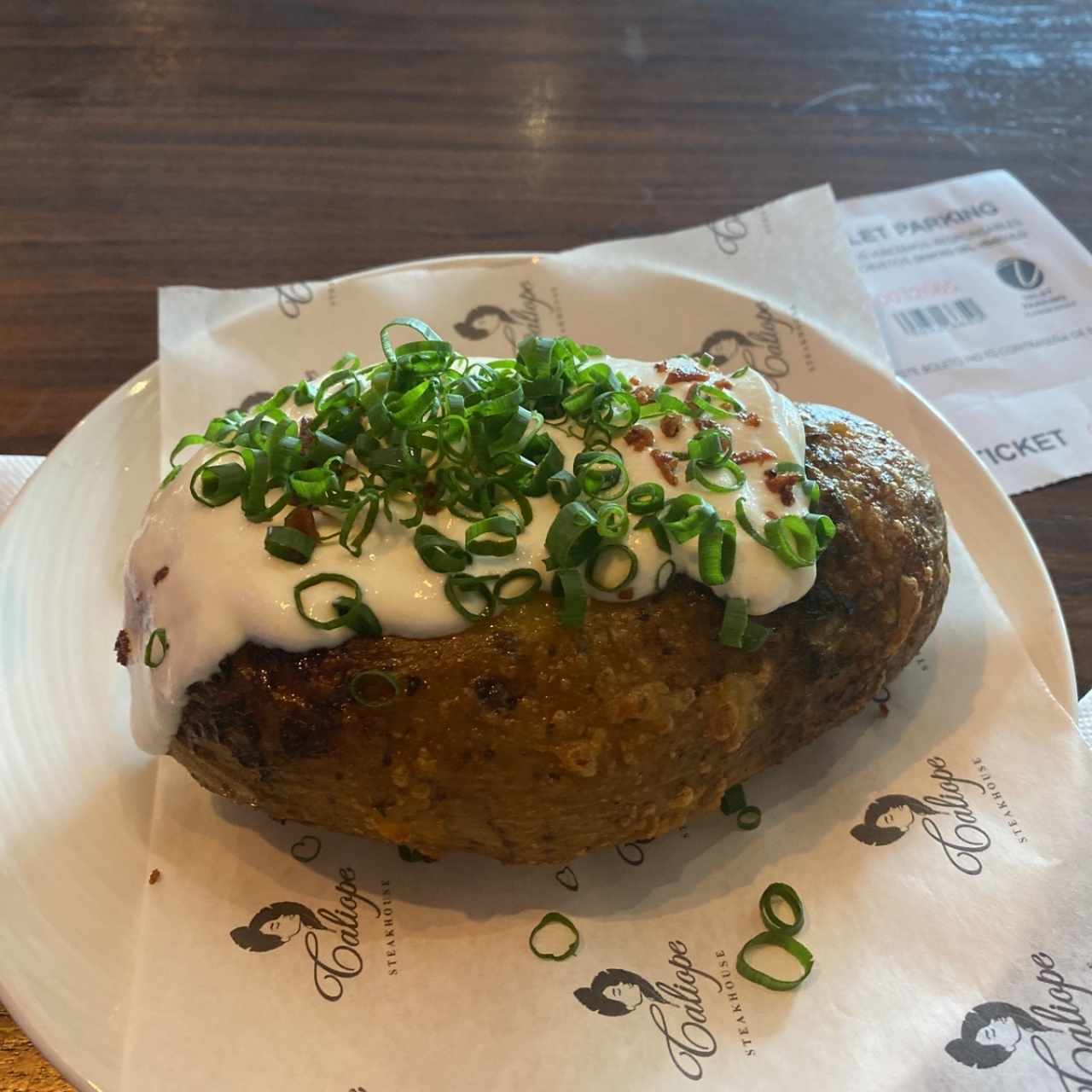 Papas Asadas con Toque de Chimichurri, Tocino, Queso Cheddar, Crema Agria y Cebollina