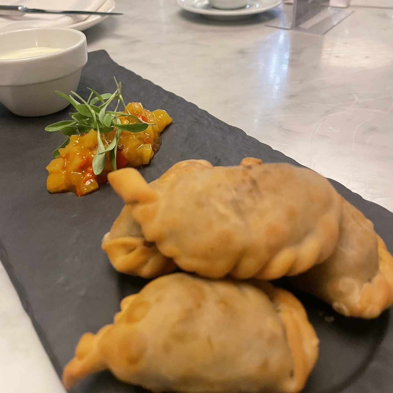 Empanadas de Cordero, Chutney de Mango con Miso y Salsa Raita