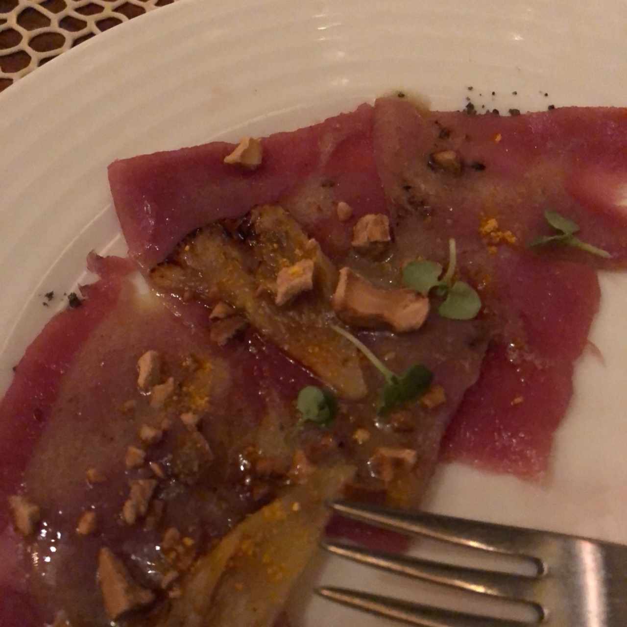 carpaccio de atun, piña asada, crust de marañon y miel