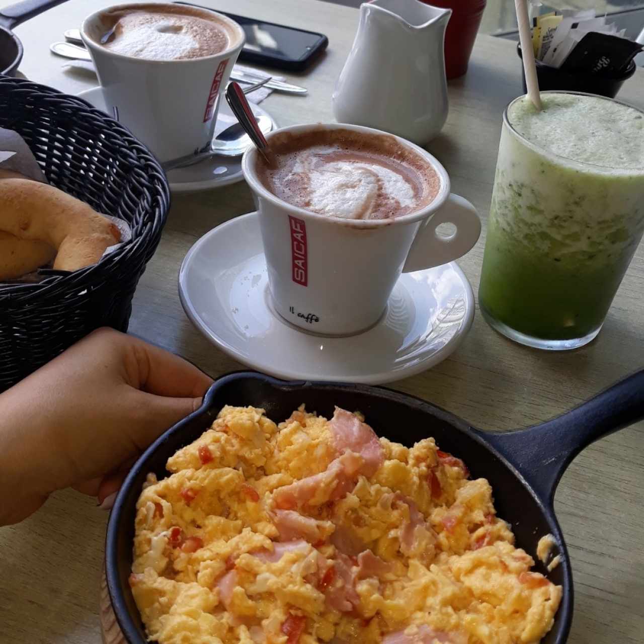 huevos con cebolla, tomate y jamón de pavo, chocolate y jugo verde 