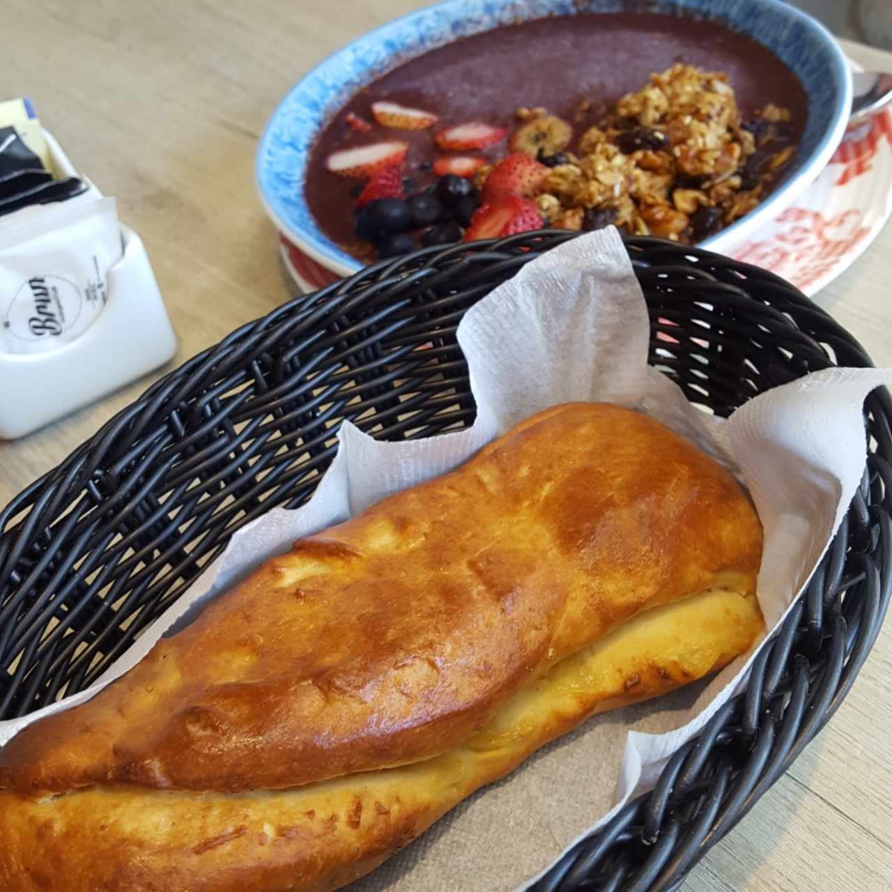 pan suizo relleno de crema pastelera y Nutella - açai