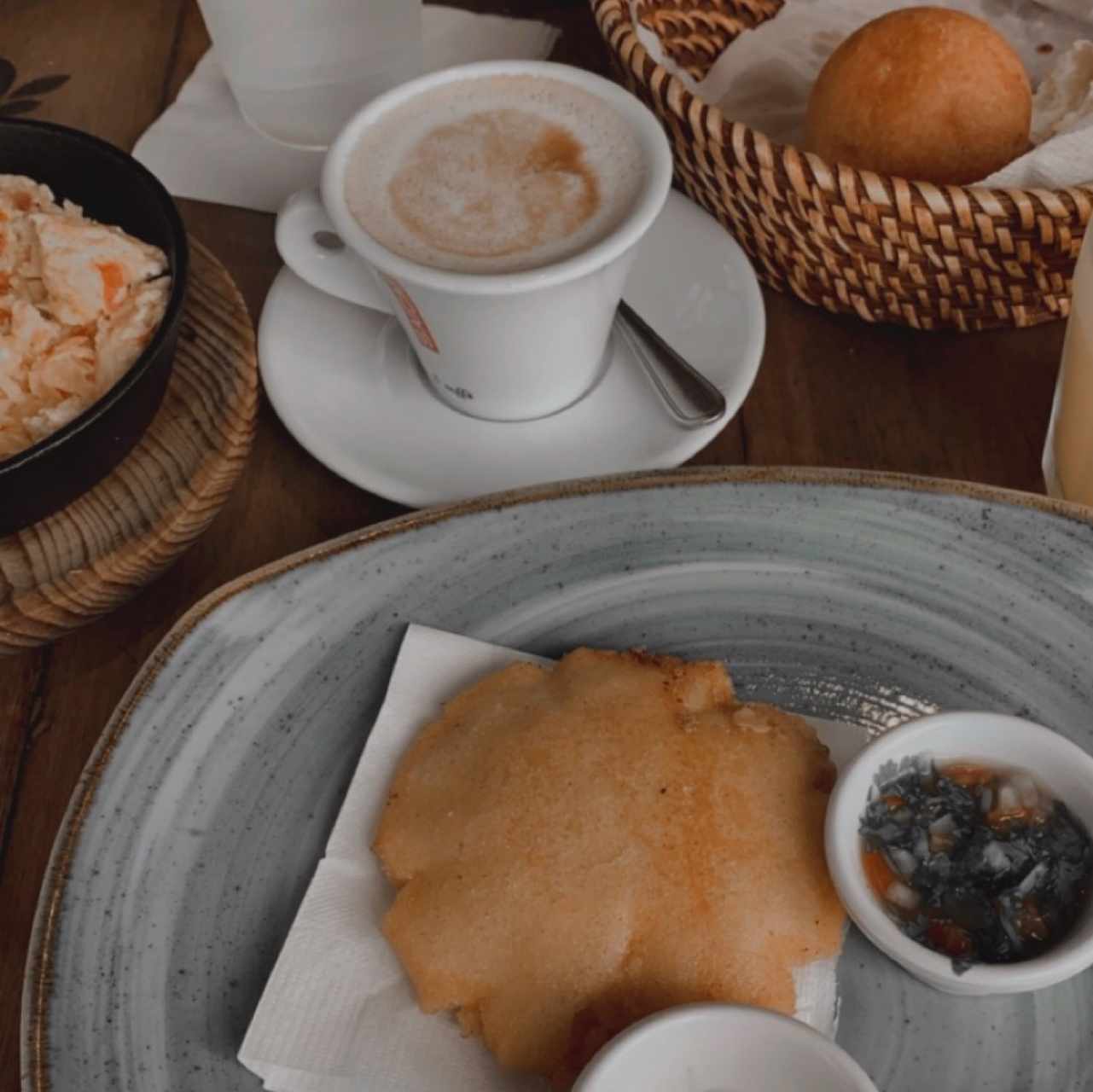 Arepa de huevo + buñuelo 