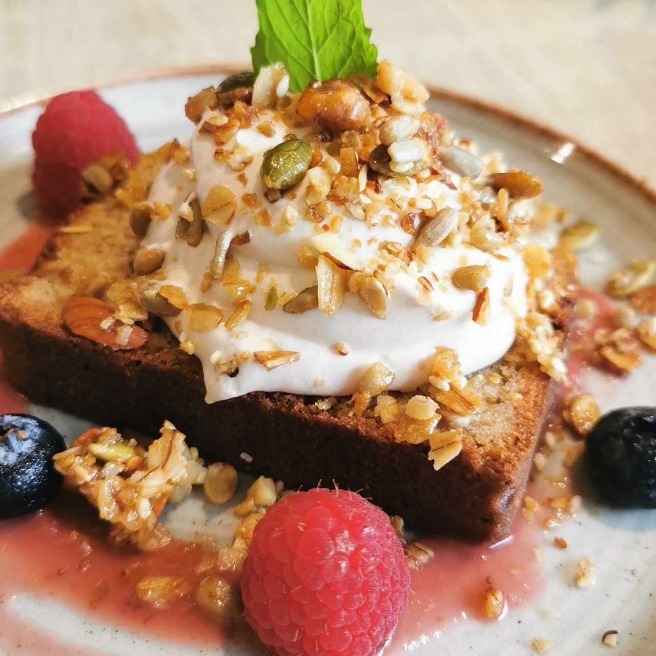 Especial del mes... torta de banano con crema y granola