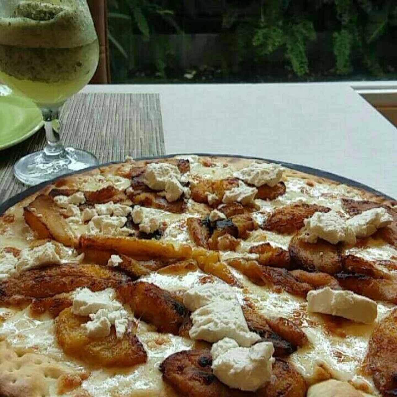 Pizza con plátano y queso