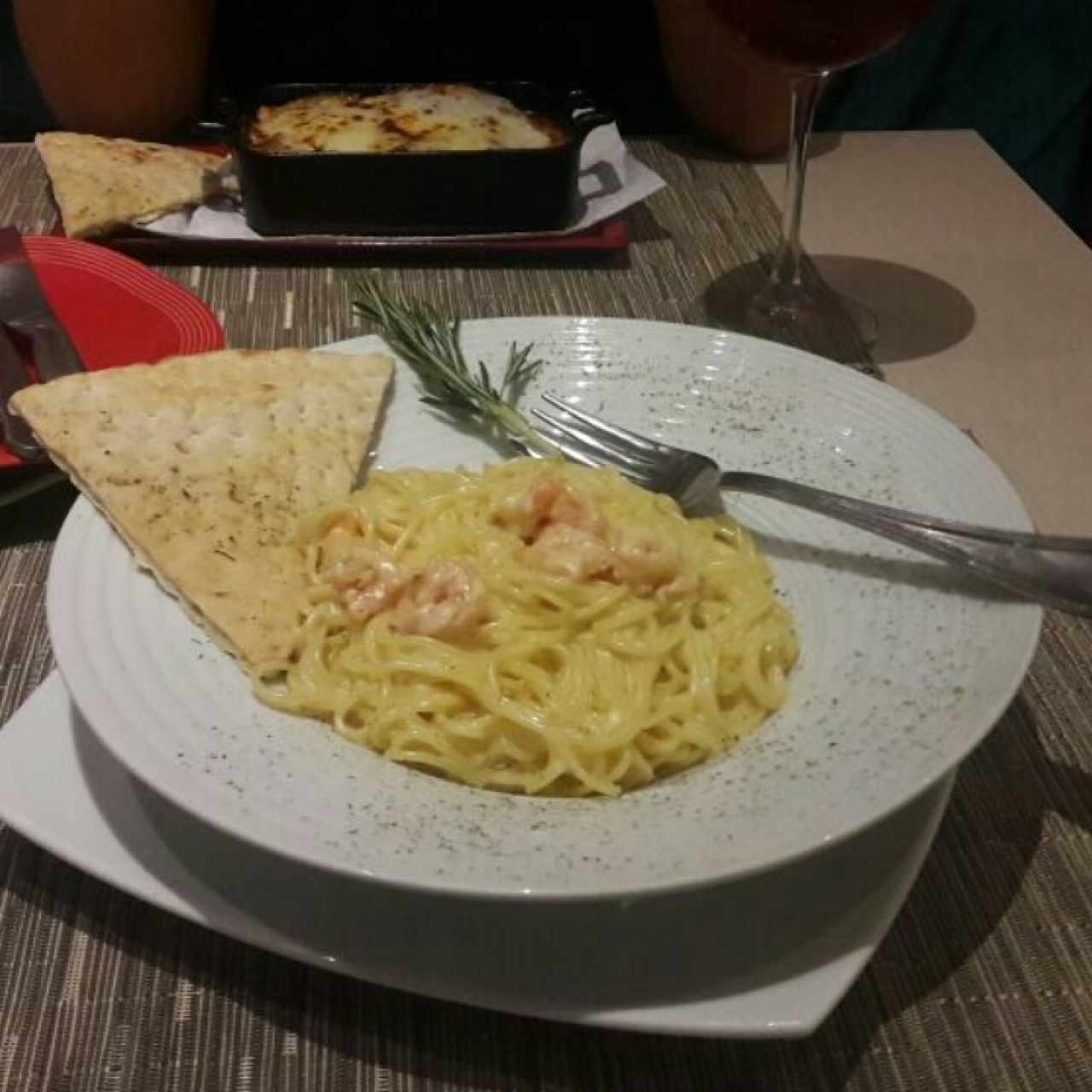 Pasta Alfredo con camarones