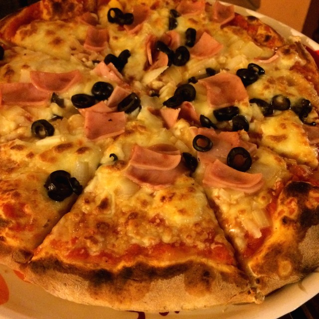 Pizza de vegetales con jamon