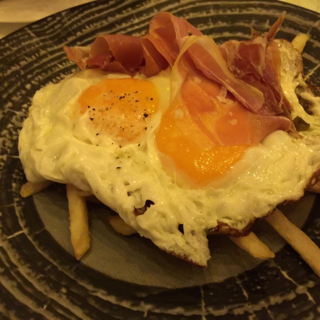 Huevos rotos con jamon ibérico y papas fritas