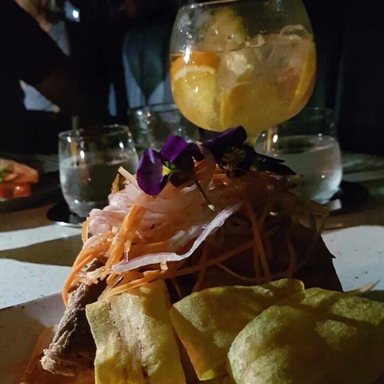 pargo frito con vegetales encurtidos y un gintonic con Tanqueray Ten