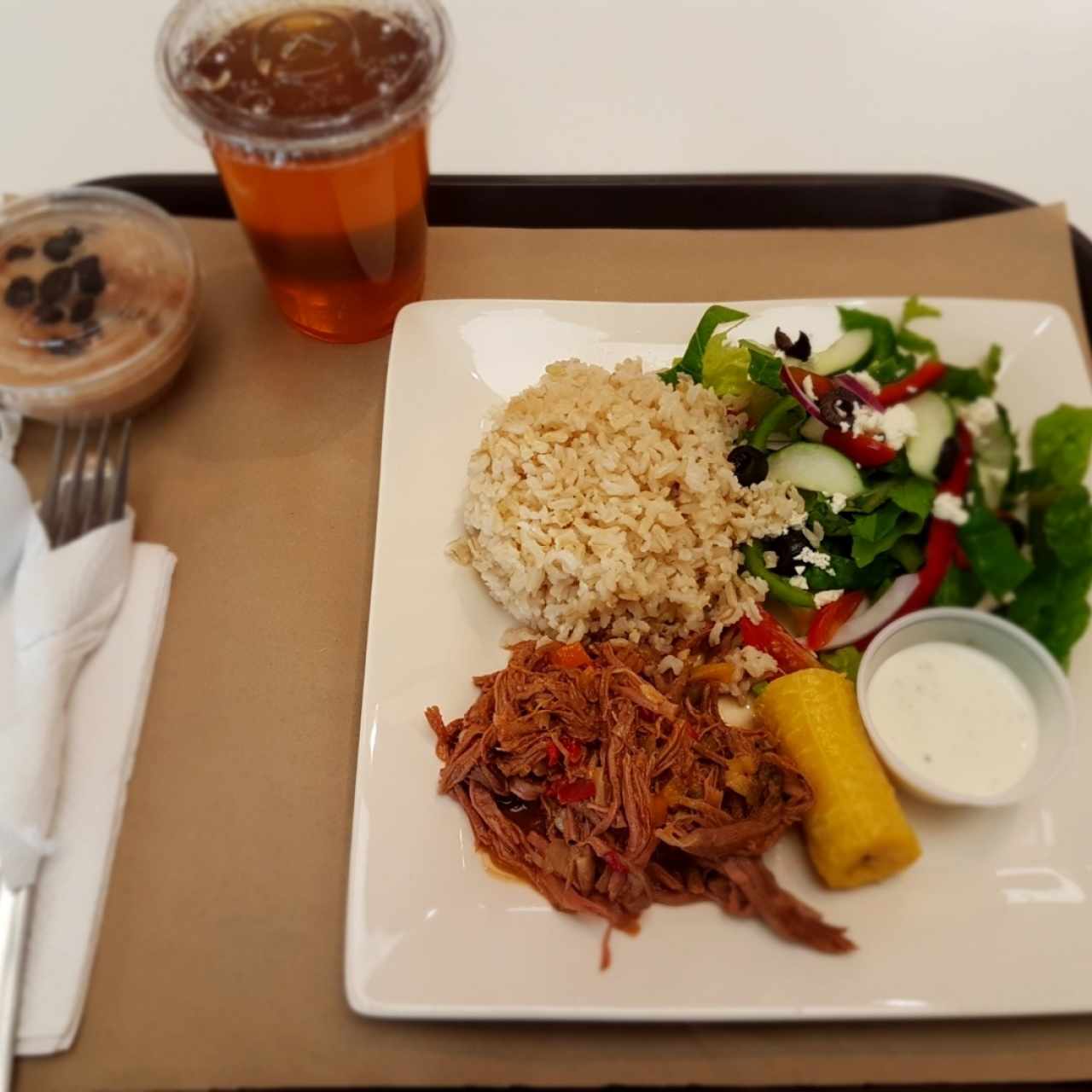 Ropa vieja con arroz integral y ensalada