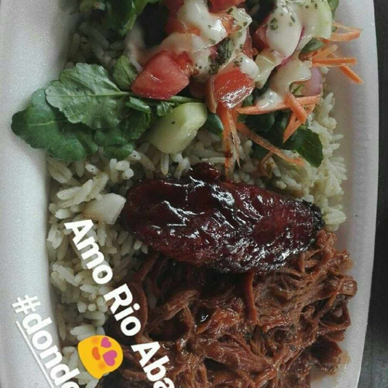 Arroz al culantro con ropa vieja y ensalada de berro