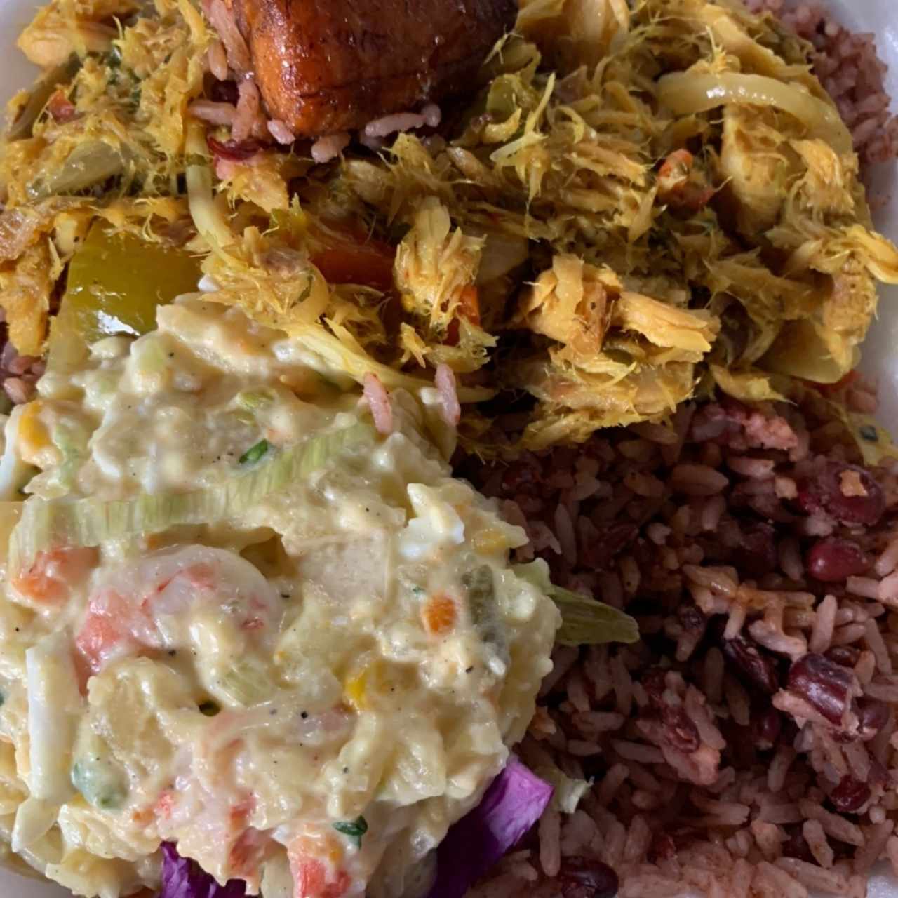 Bacalao Antillano con Arroz con Coco y Frijoles, Ensalada de Papas con Camarones y Plátano Mermelados 