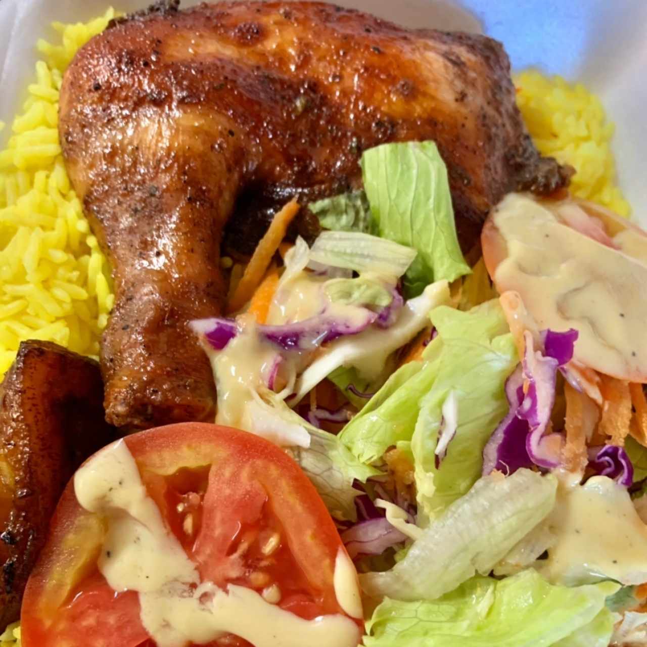 Pollo Jerk con Arroz con Curcuma y Guisantes, Ensalada Jardinera y Plátanos 