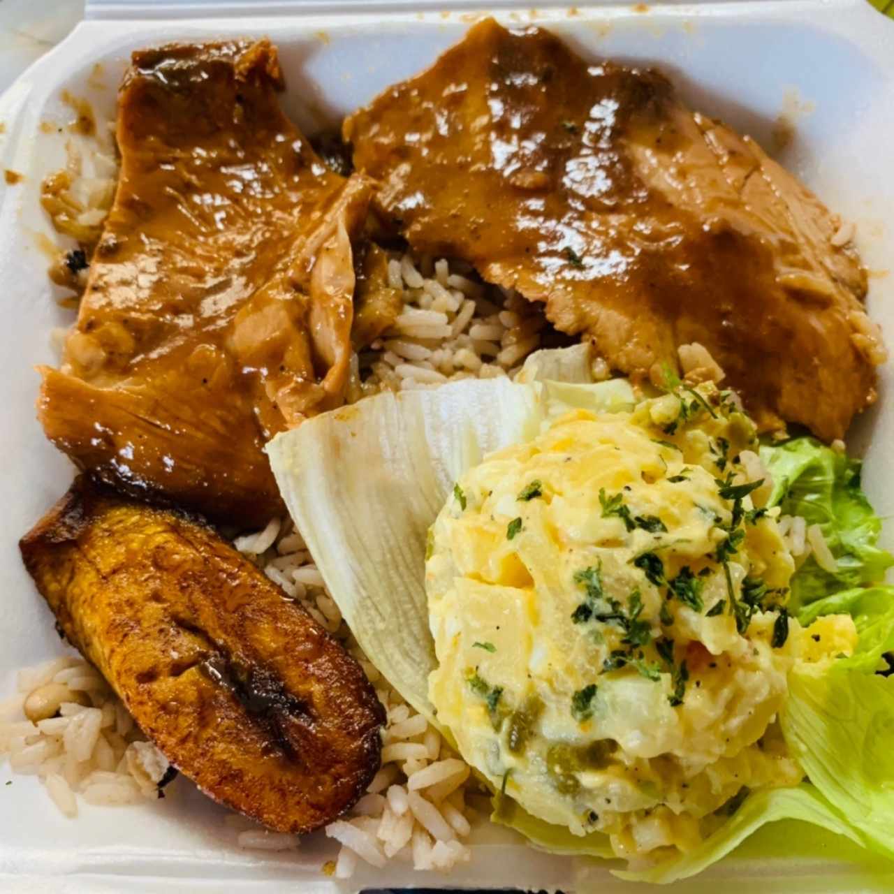 Pernil al Horno con Arroz con Coco, Ensalada de Papas y Plátanos