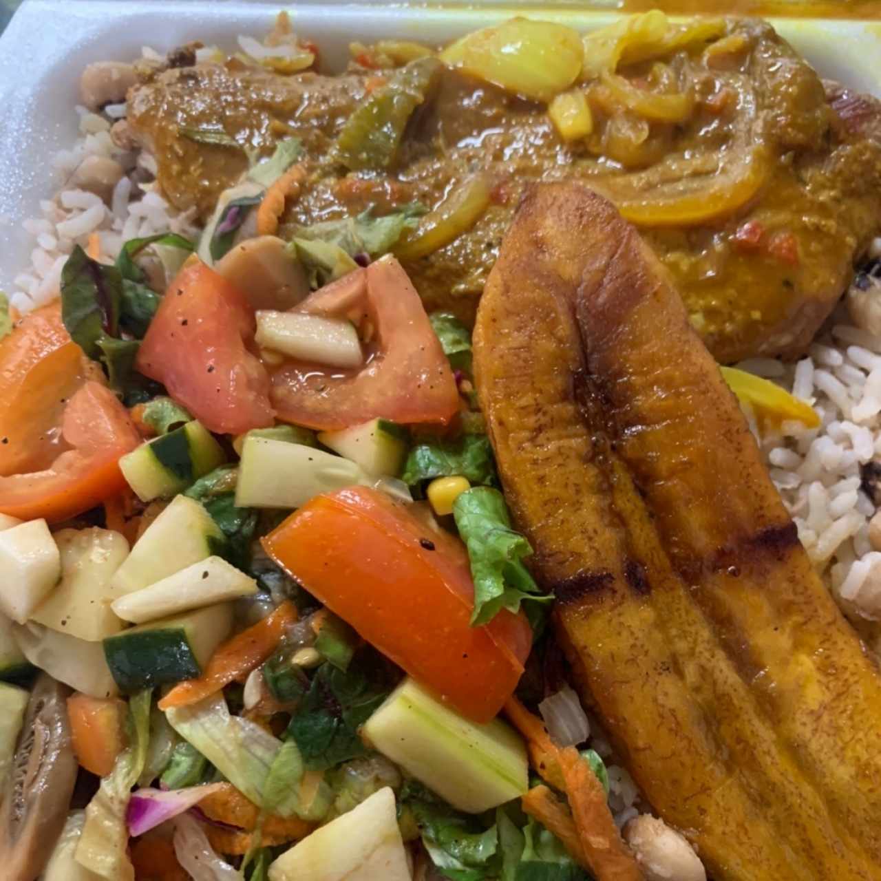 Bistec de Cerdo al Curry con Arroz con Coco y Frijol Negro, Ensalada de Ceviche de Champiñones y Plátanos Mermelados 