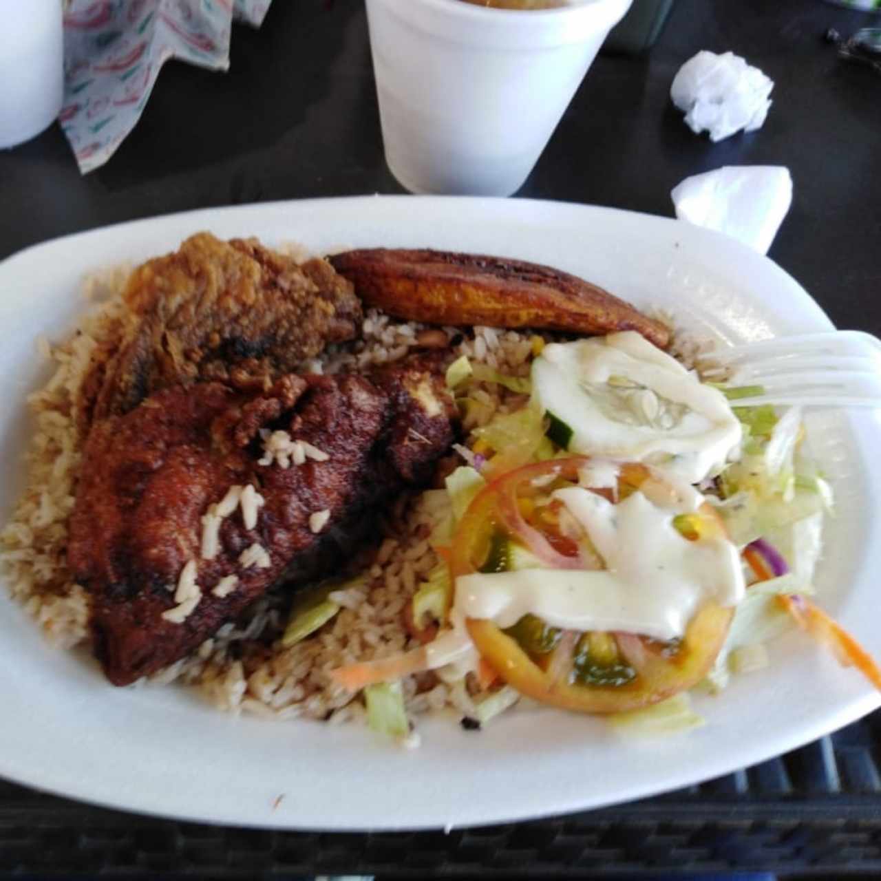 filete de pescado frito con arroz con coco