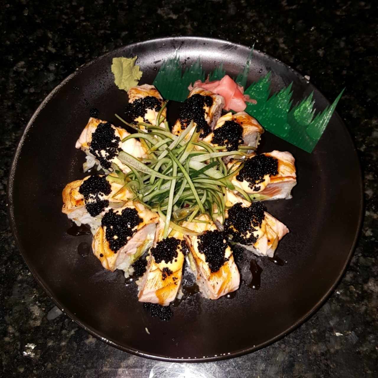 Gyro Roll. salmón, queso crema, aguacate, ebi al grill, en hoja de soya, salmon flameado y tobiko negro 