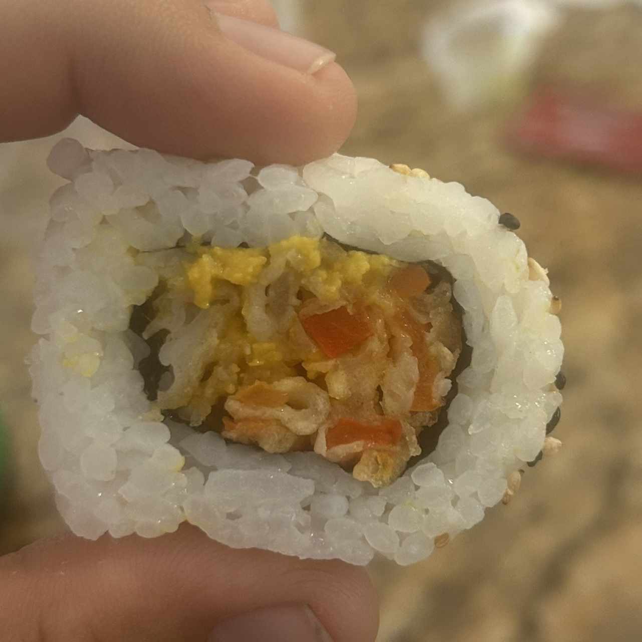 Cada vez se parece mas a sushi express y asi terminaran, este llevaba langostino y aguacate , lo ven? 