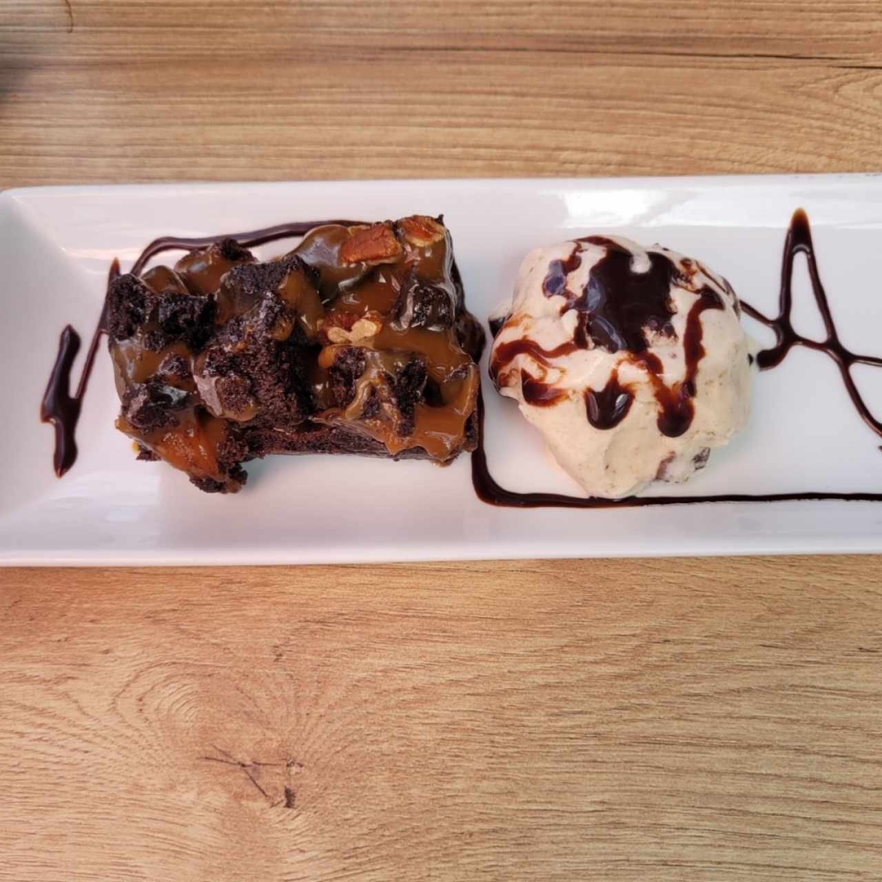 Brownie con helado 