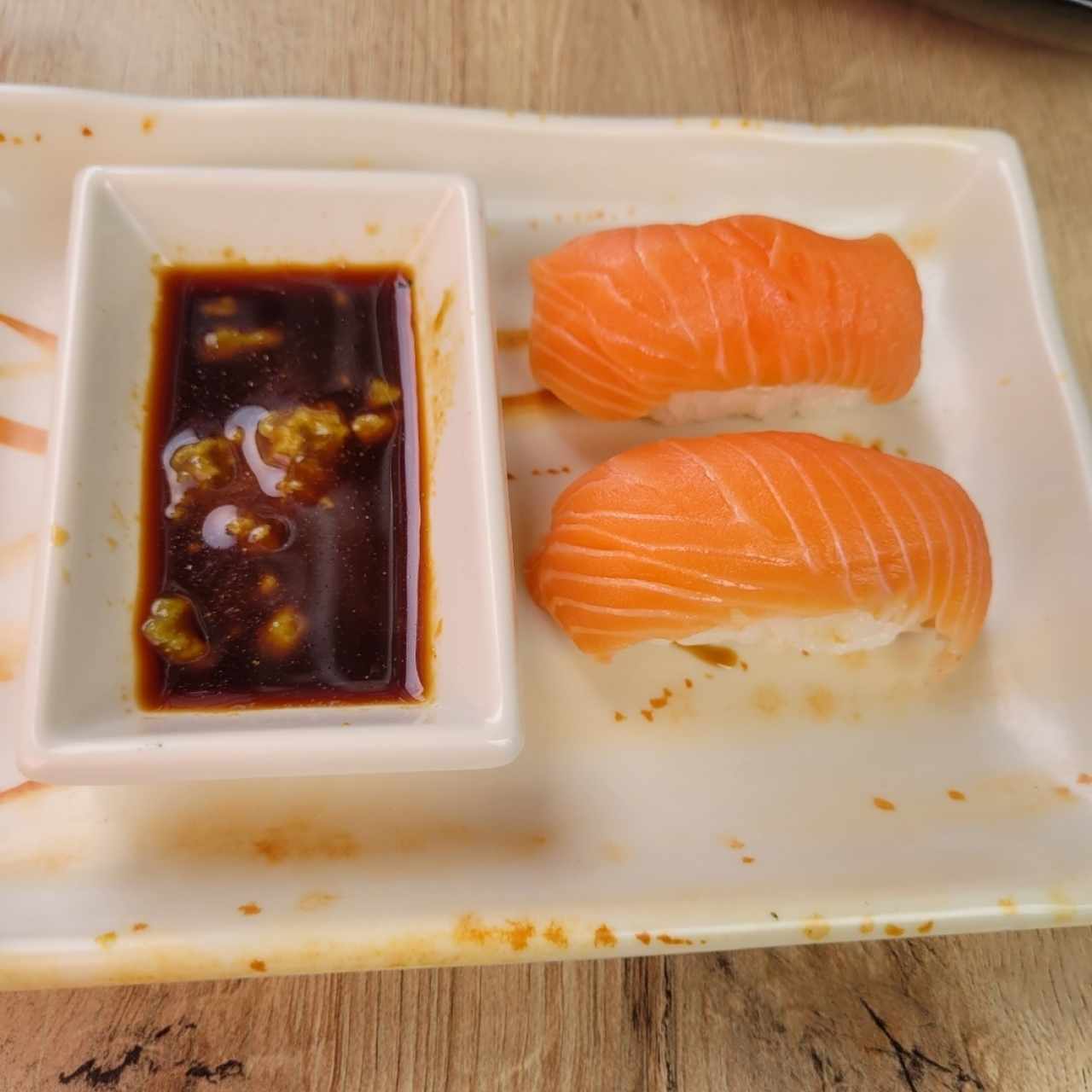 Nigiri sushi - Sake