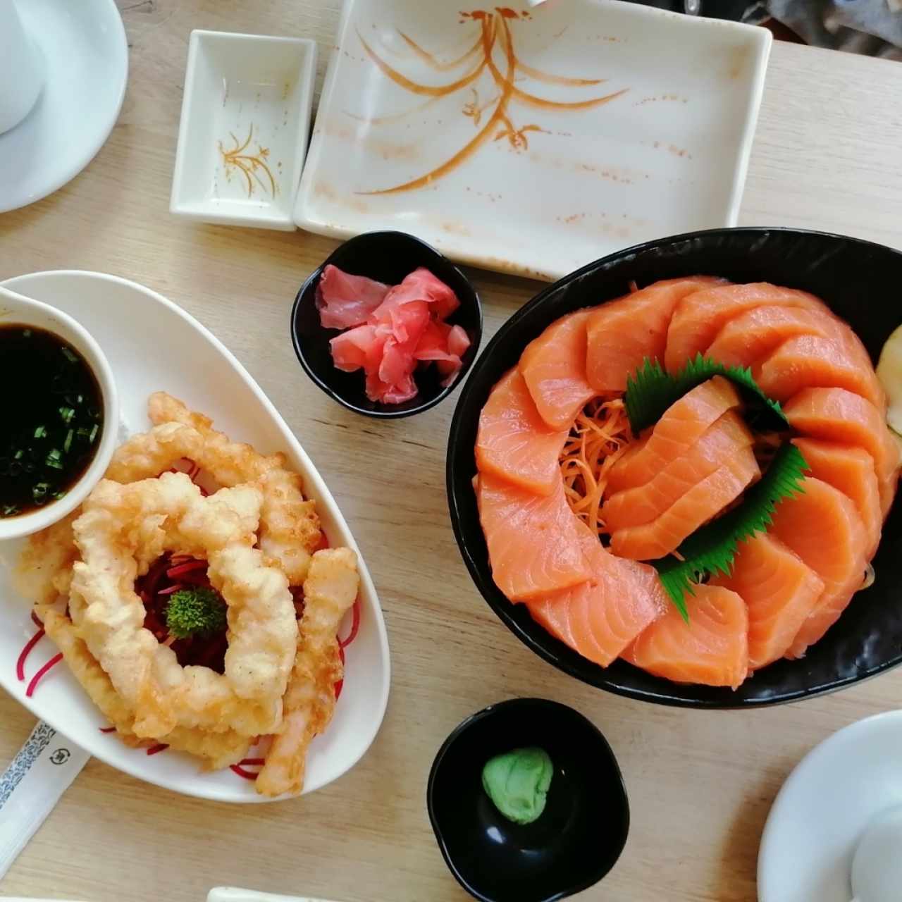 Sashimi de Salmón de 16 piezas y Ebi Tempura