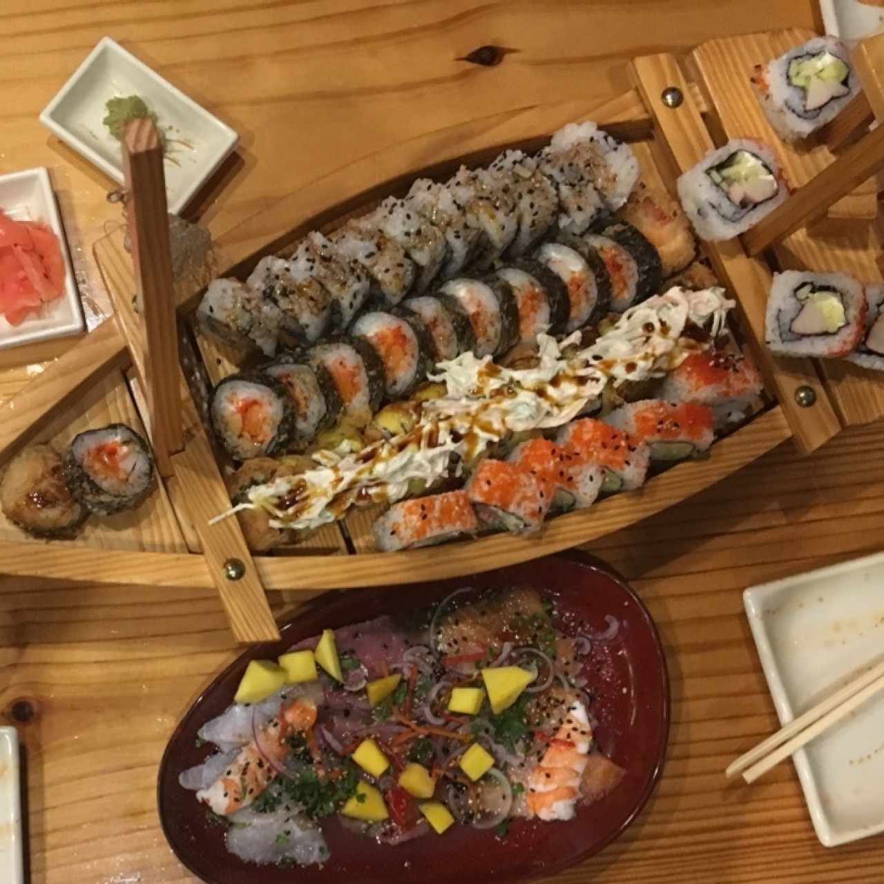 varioa rolls en barco y tiradito de pescado