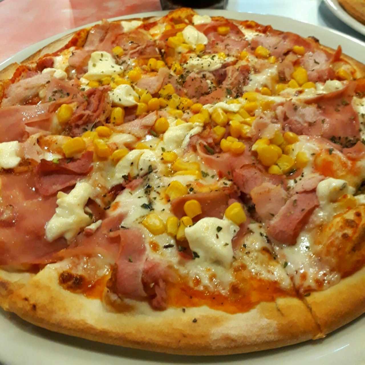 La Original! Deliciosa Pizza de Jamon, tocineta, queso crema, maíz y especies. Una de las mejores que he probado.