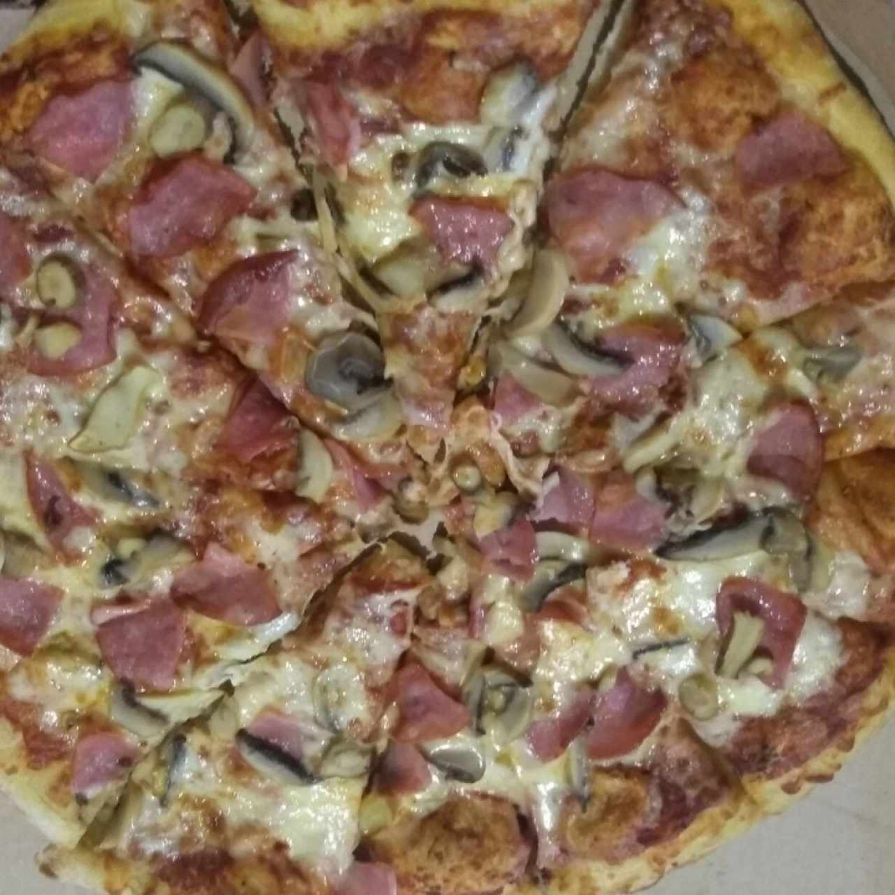 pizza de jamón y hongos