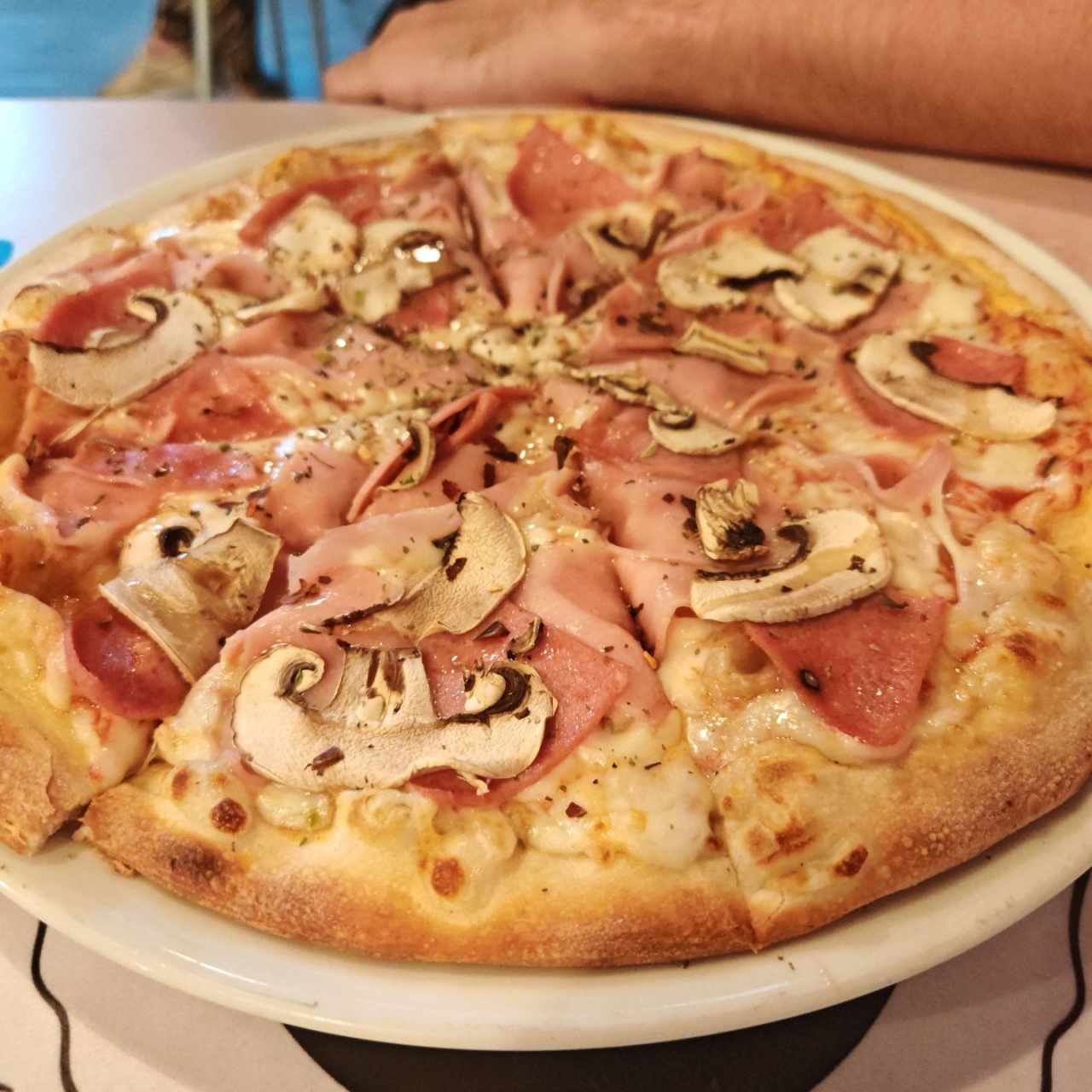 Pizza salami y hongos tamaño mediano