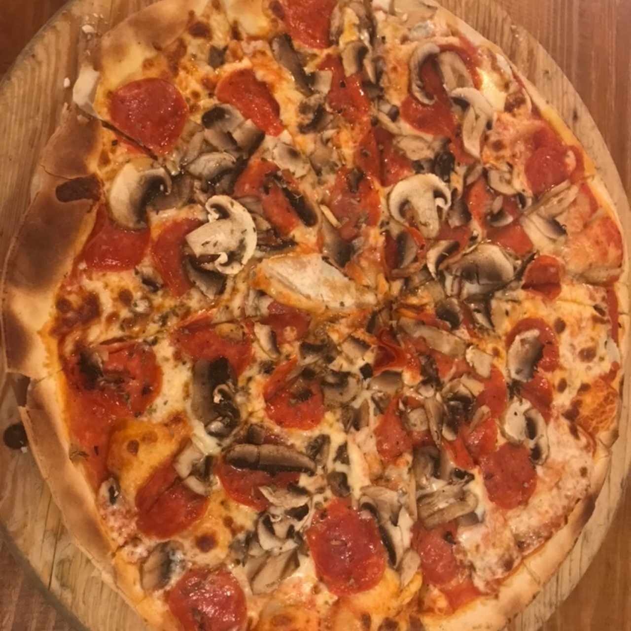 pizza de peperoni con hongos