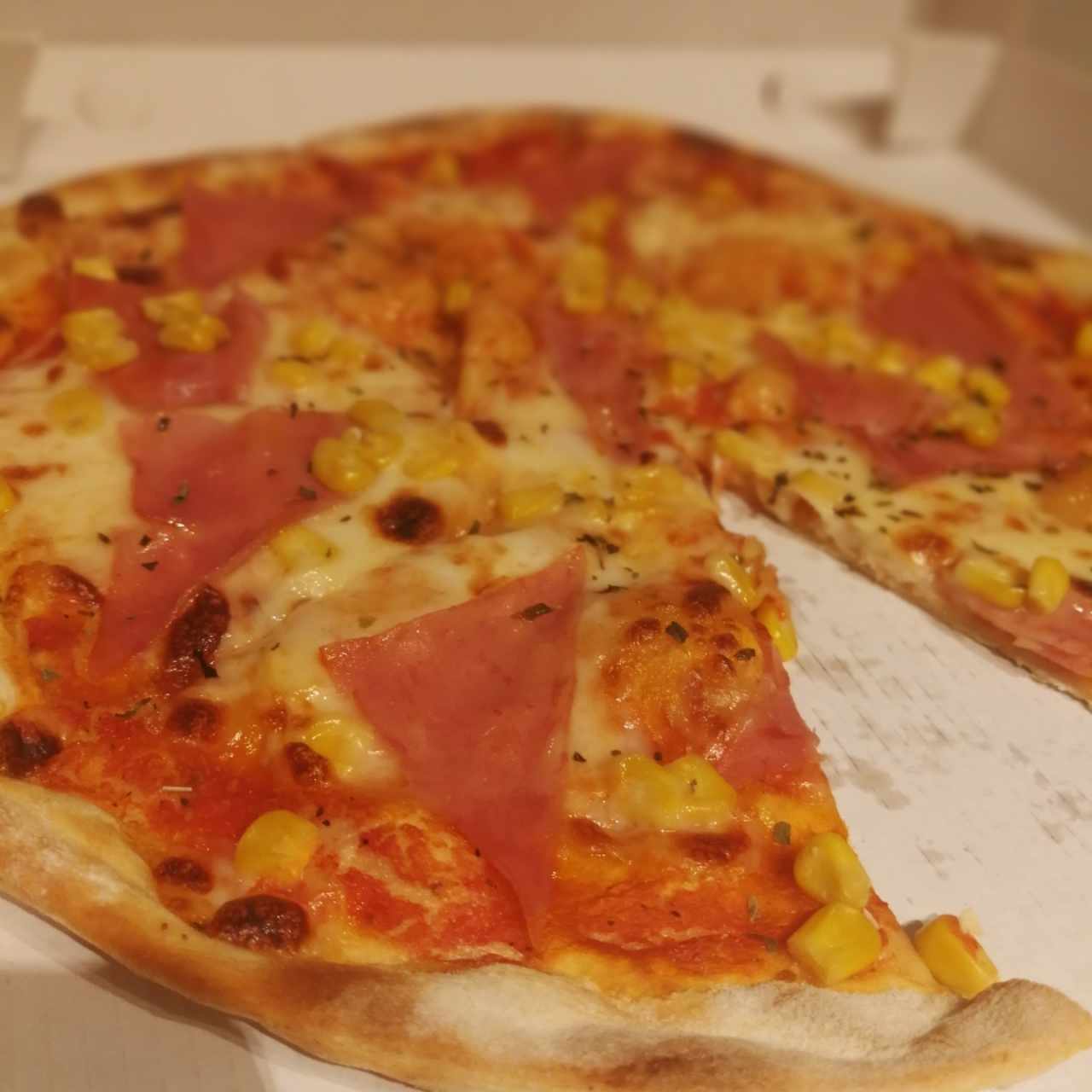 pizza de jamón con maíz