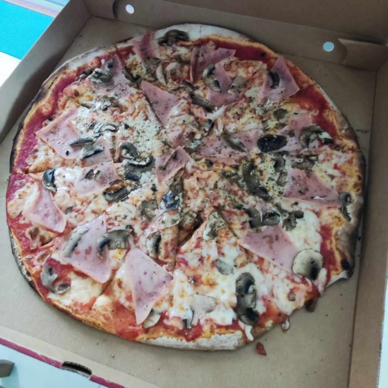 Pizza de jamón con hongos