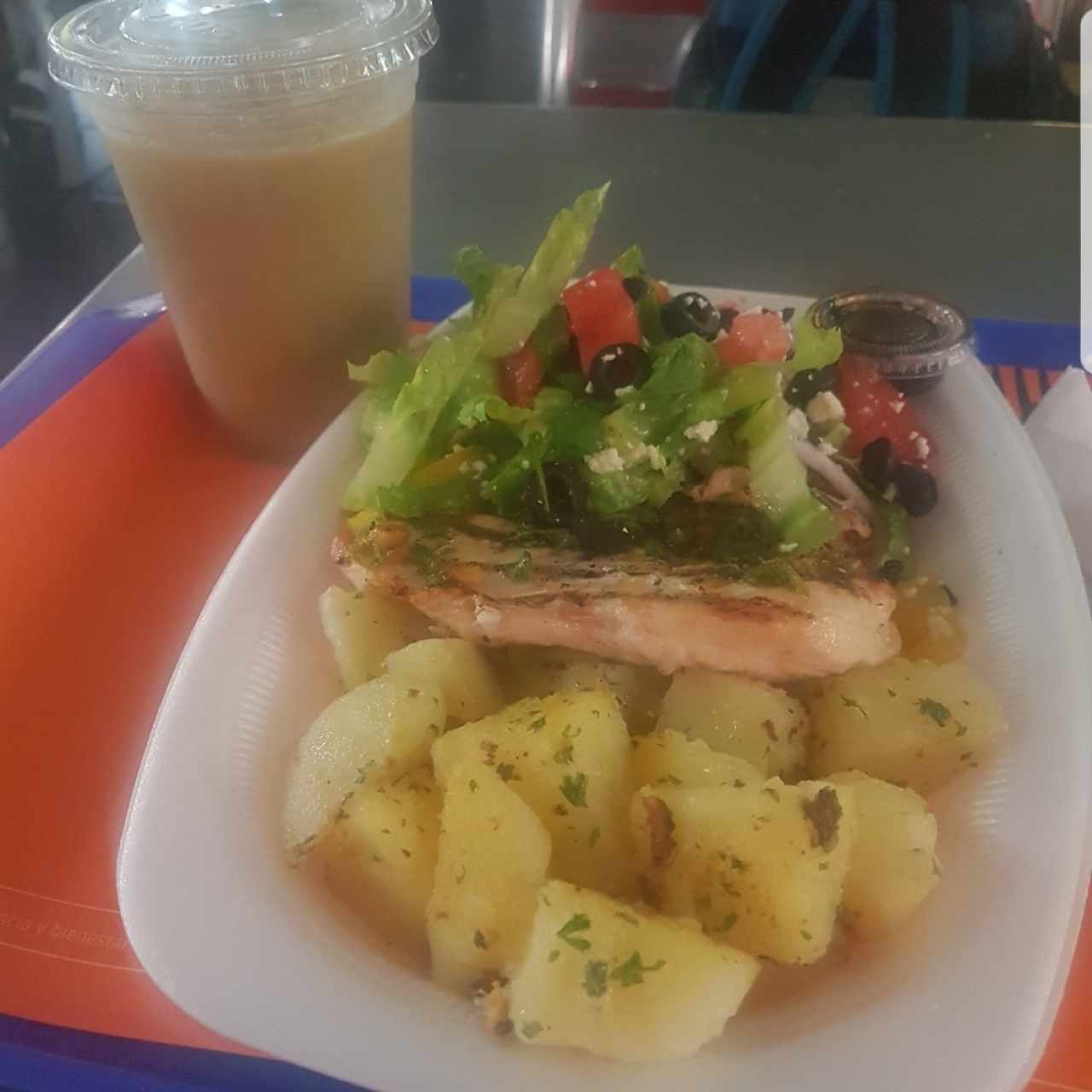 Ensalada griega con papas y pollo asado. 