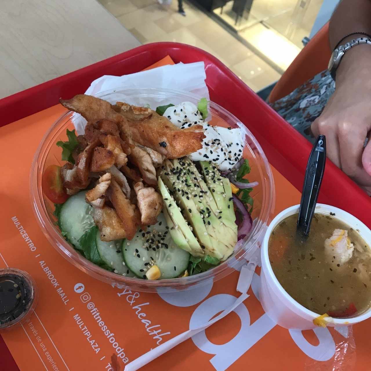 salmon salad, con sopita de pollo 