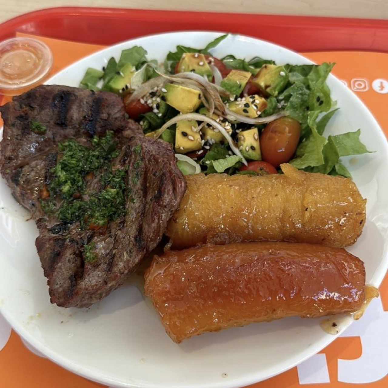 Filete de carne con platano y ensalada 