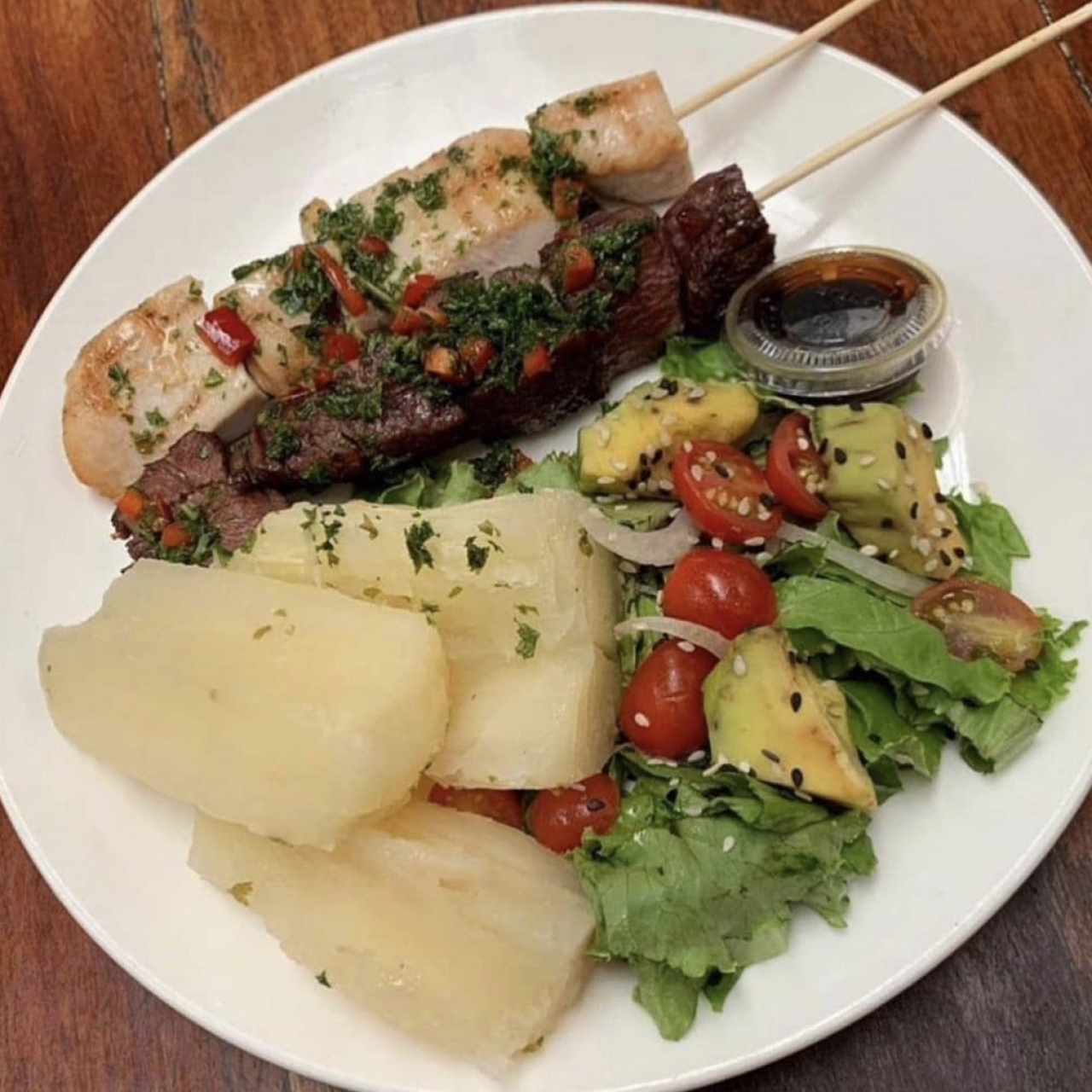 Pinchos de yuca con carne y ensalada 