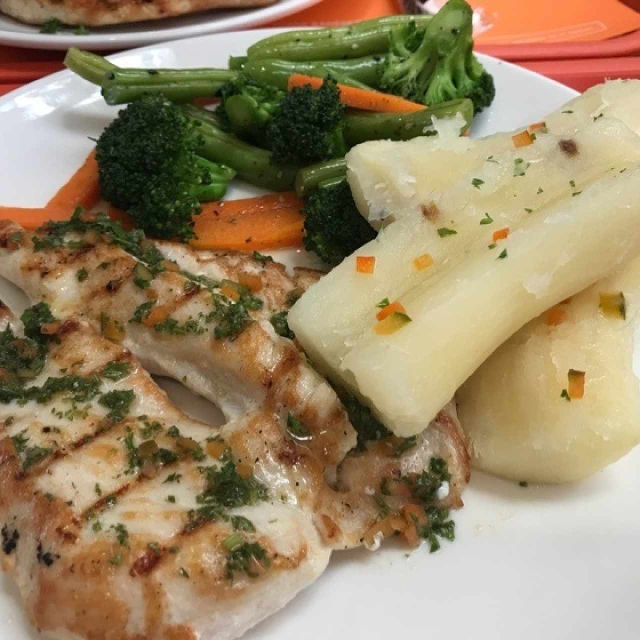 Pollo con vegetales y yuca!