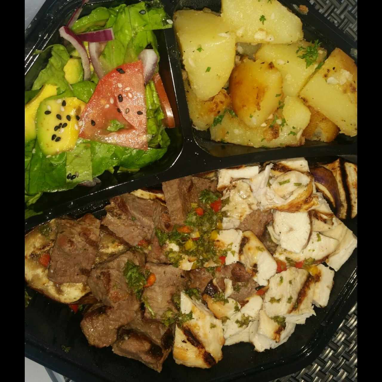 parrilla chimichurri + papa asada + ensalada de aguacatr