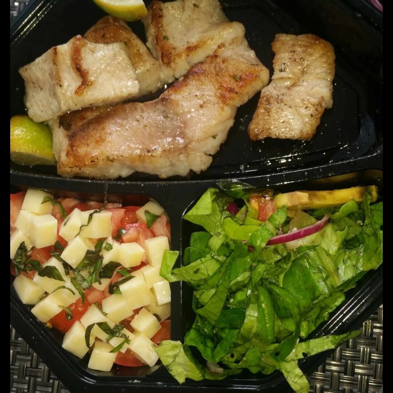 corvina + ensalada capressa + ensalada de aguacate 