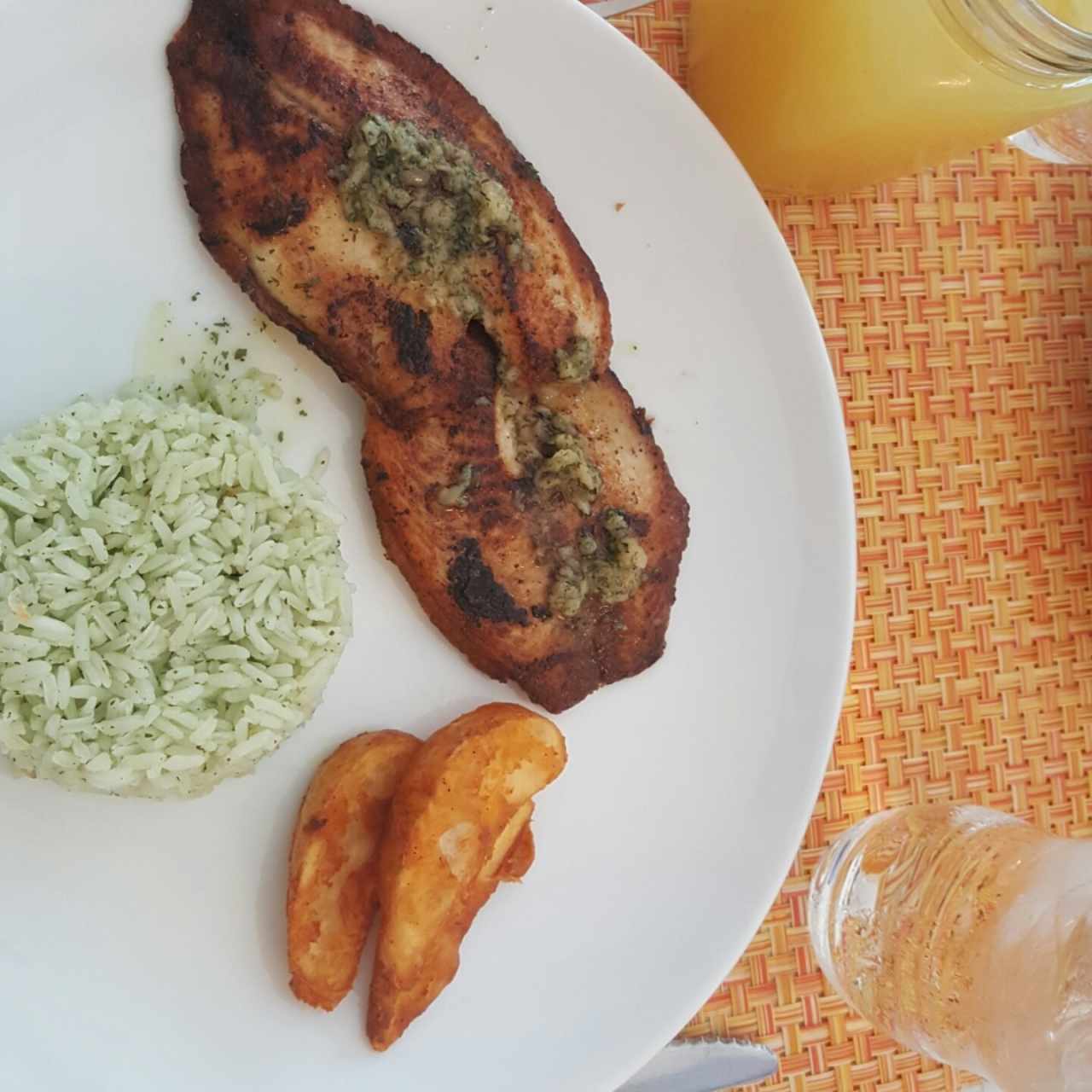 pescado al ajillo acompañado de arroz verde