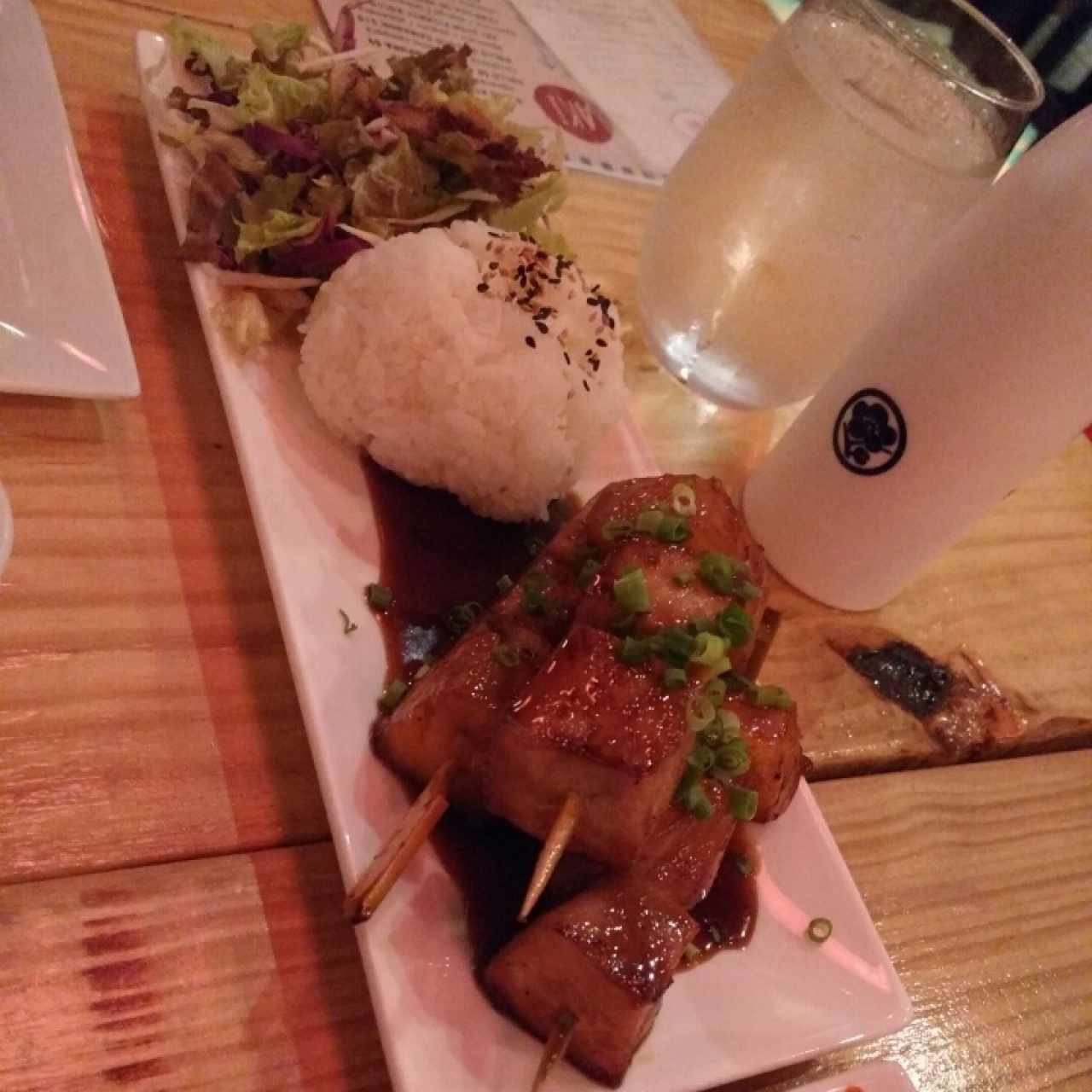 Yakitori de puerco, piña y teriyaki, con sake