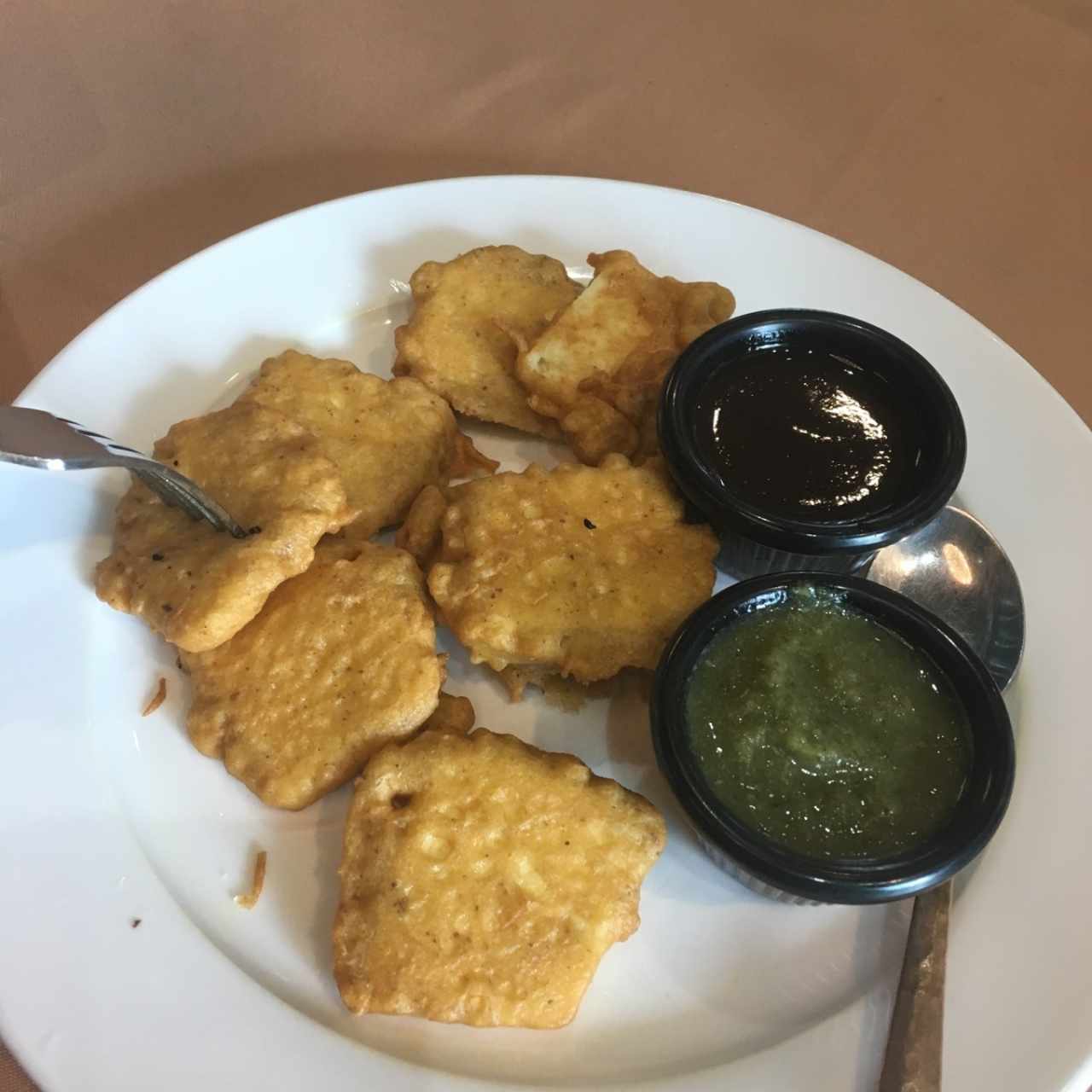 Paneer pakora queso rebosado en harina de garbanzos 