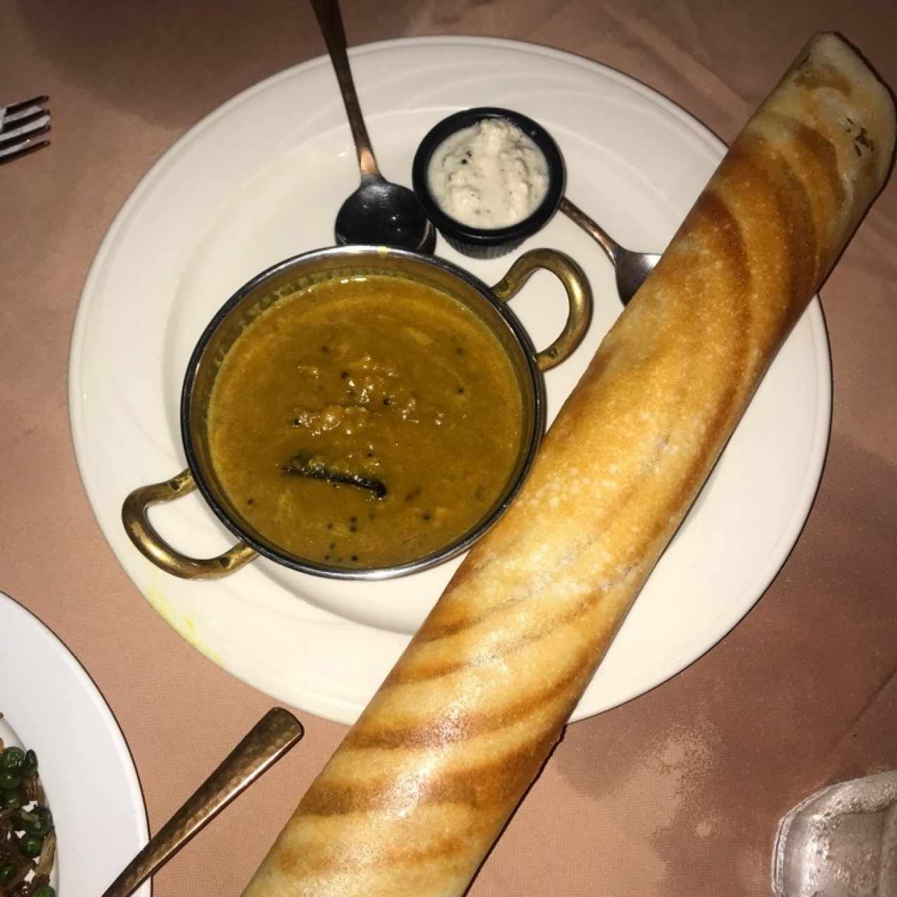 sopa, crema de coco y pan de arroz con queso paneer