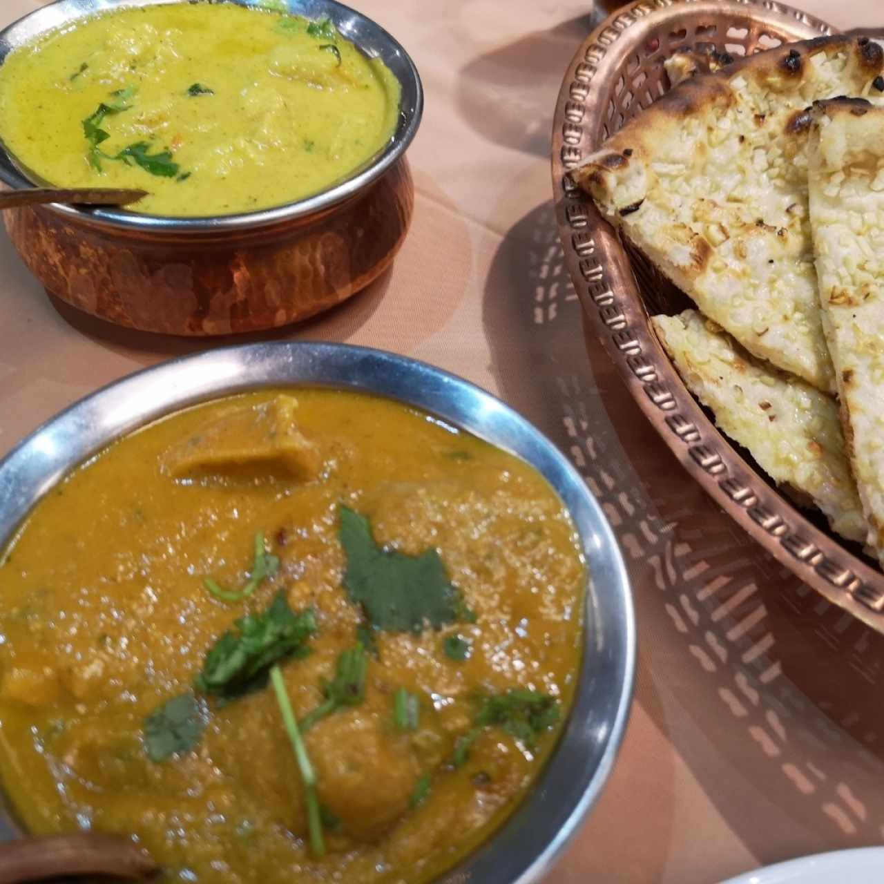 Thai fish curry, Butter chicken y garlic naan