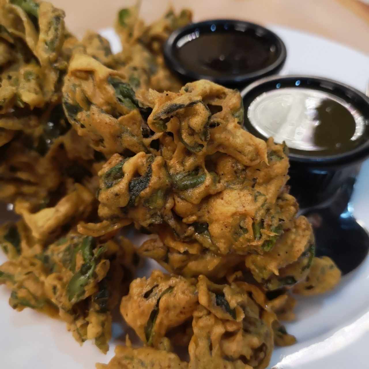 Fried appetizer with spinach and tamarind chutney