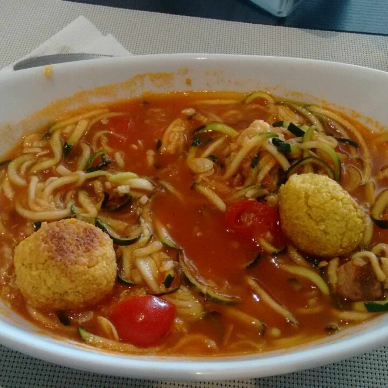 spaguetti de zucchini con albóndigas de quinua