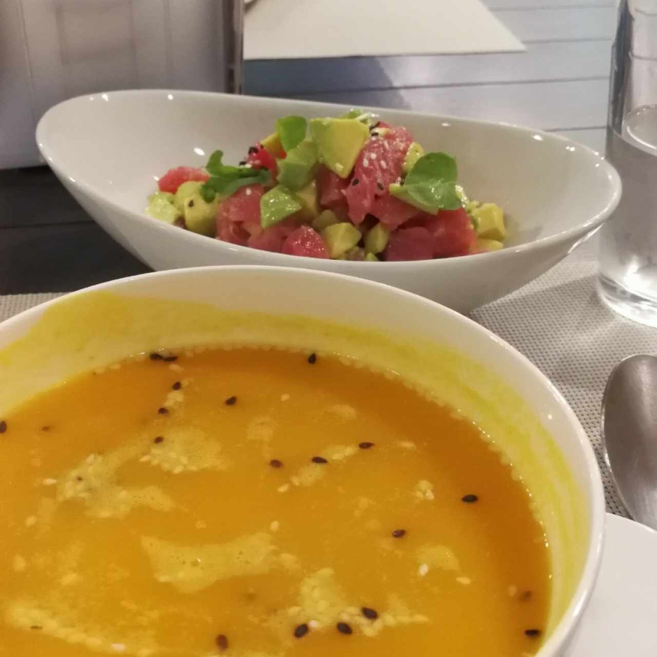 sopa de zapallo y tartare de atun