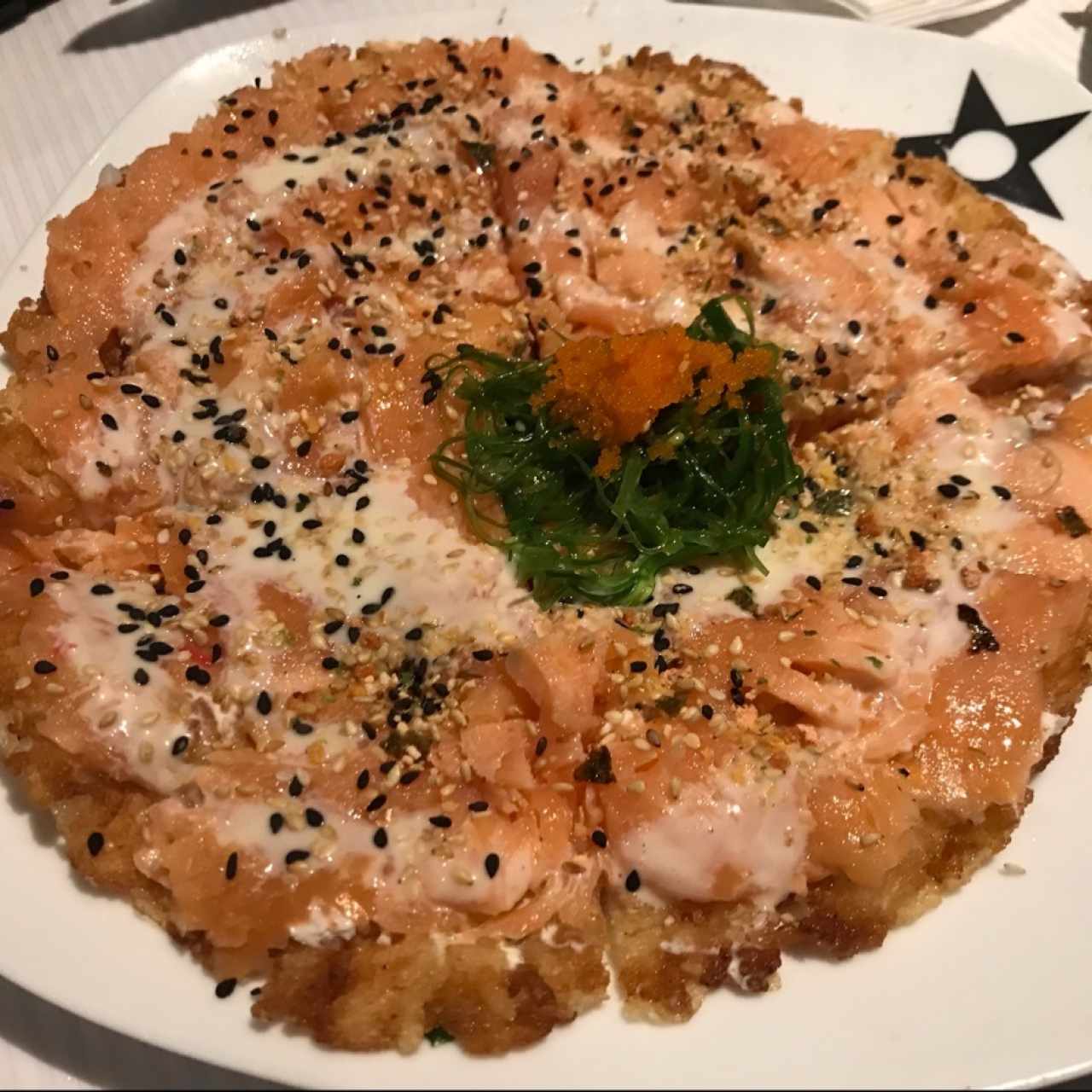 Sushi pizza de salmón