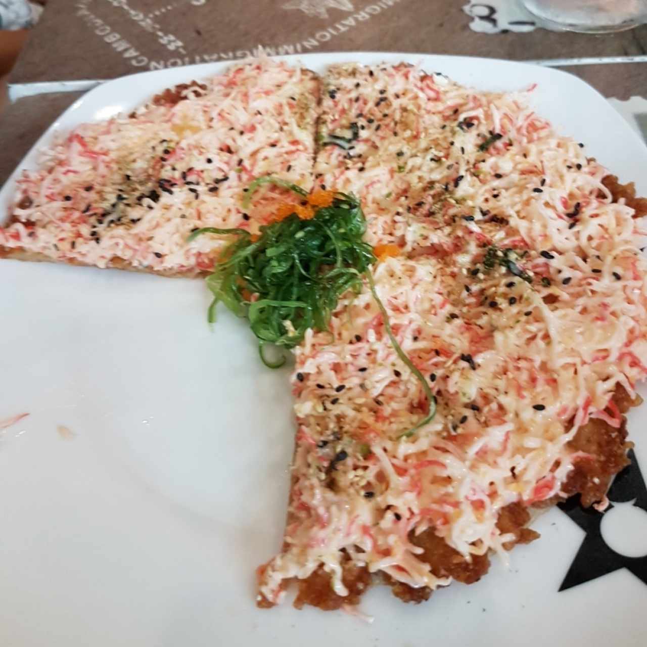 pizza de arroz con salmón ahumado