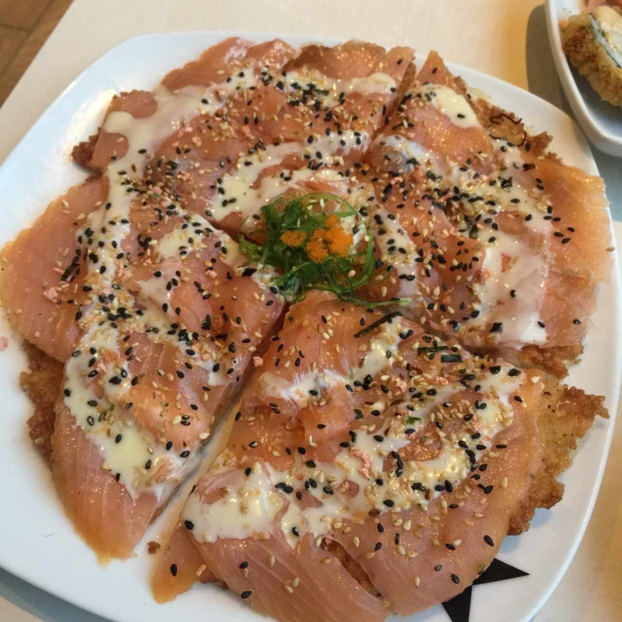 Sushi pizza de salmón