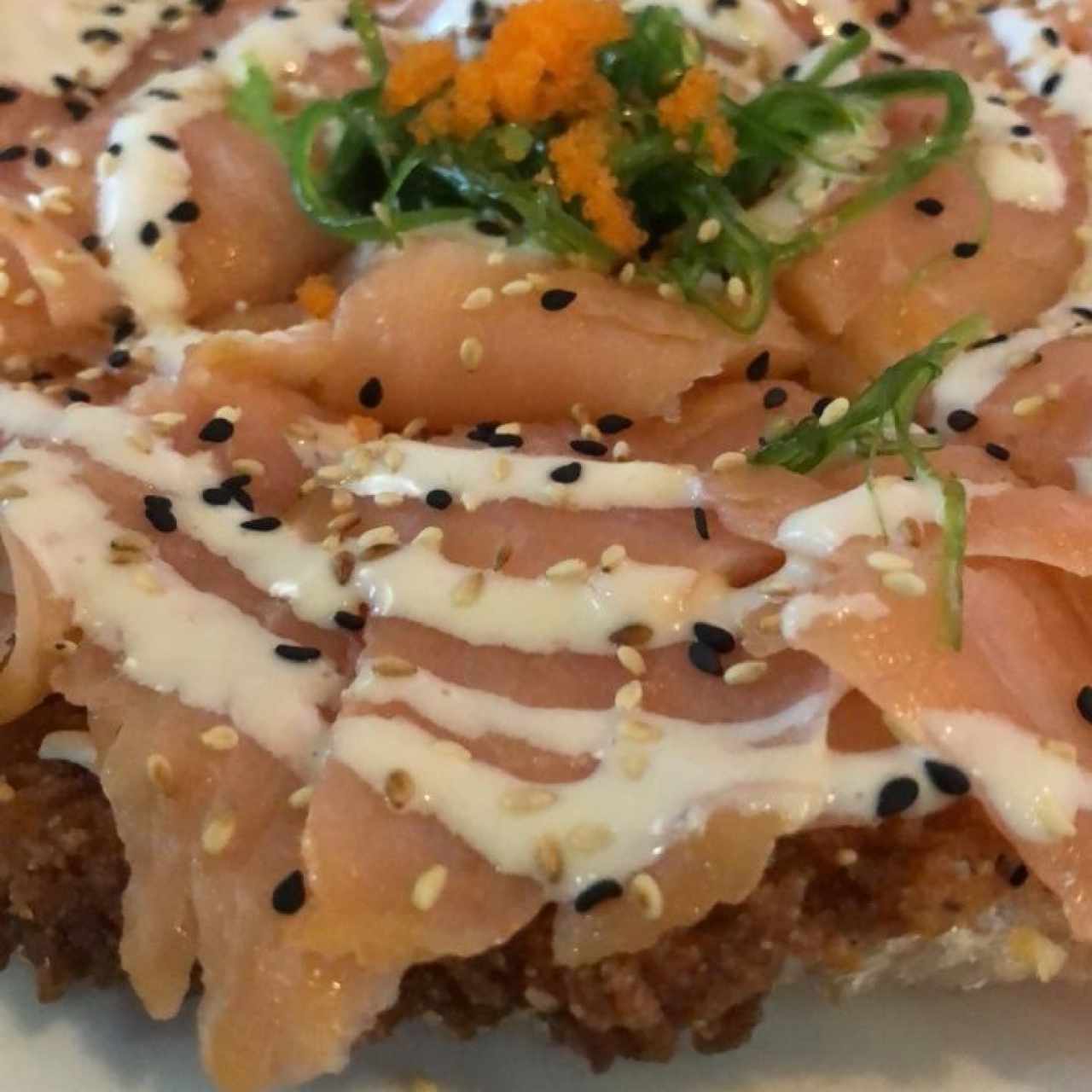 Sushi pizza de salmón